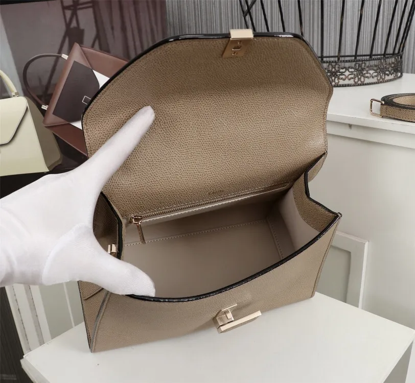 In stock 👉Original medium khaki, 👉Valextra Valextra Iside, known as Italian Hermès, is one of Valextra's most representative designs. There is no obvious logo, but the simple collective line design is very recognizable, full of architectural art, and shows a capable and intellectual style. It is made of imported palm-print lining cowhide, with up to five stitches of handwork, and the shiny oil edges test the skill of the craftsman. Medium size: 26cm【6627#】